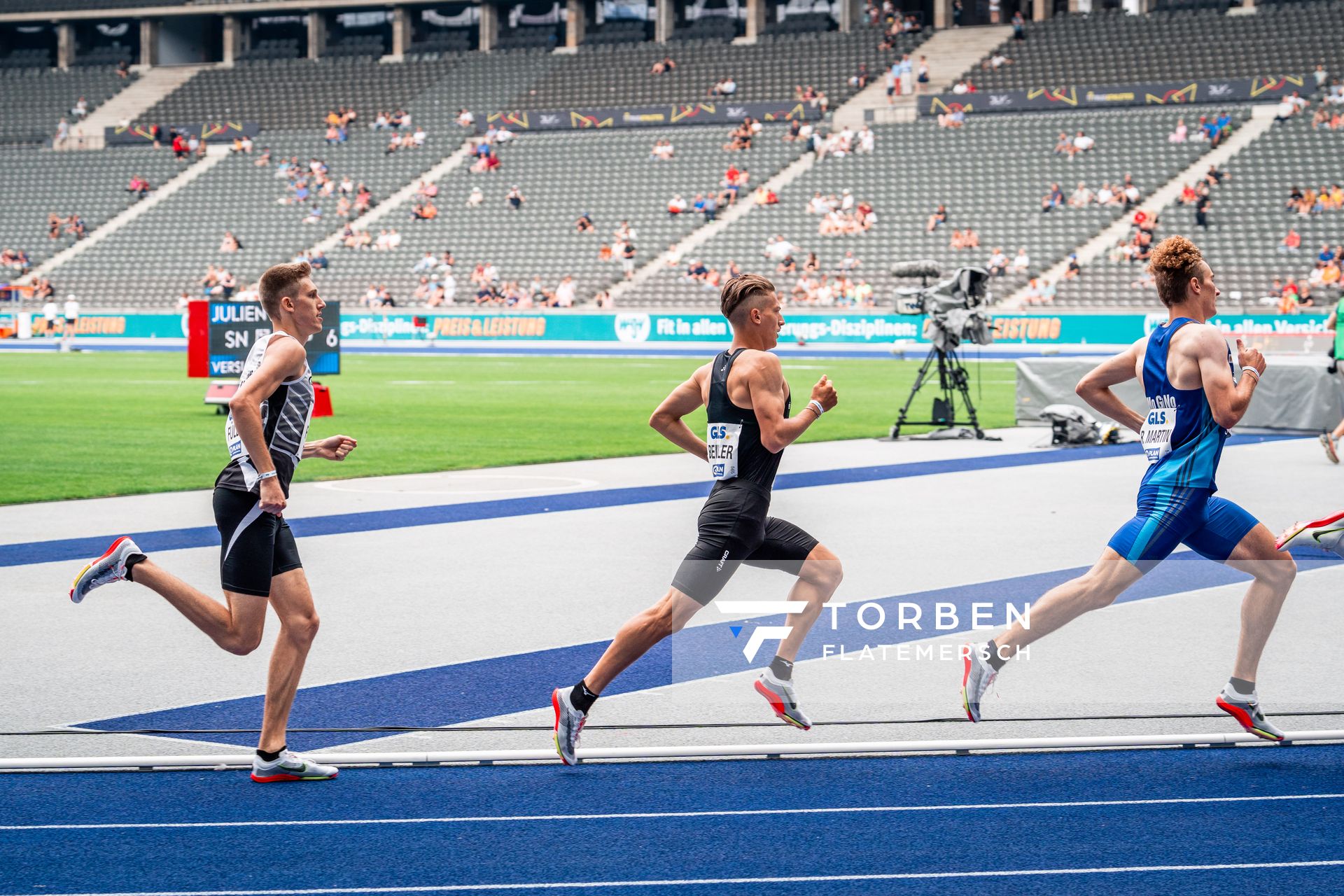 Robert Fuelle (SSV Ulm 1846), Artur Beimler (SC DHfK Leipzig e.V.), Rocco Martin (SG Motor Gohlis-Nord Leipzig) ueber 800m waehrend der deutschen Leichtathletik-Meisterschaften im Olympiastadion am 25.06.2022 in Berlin